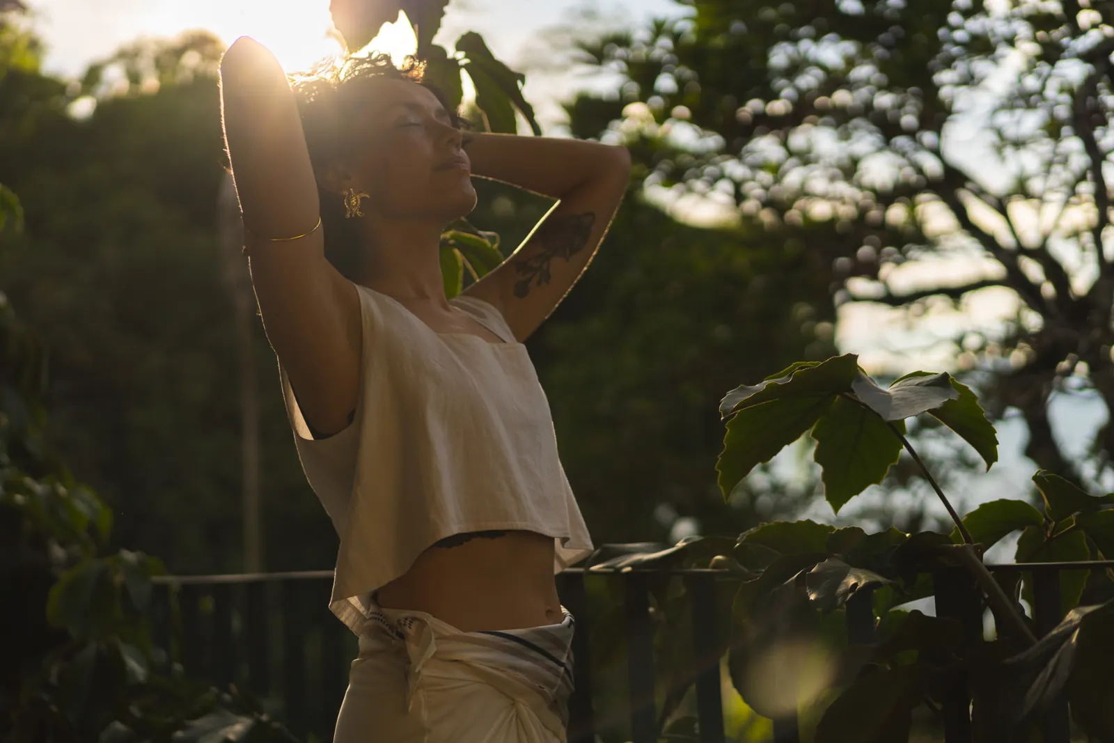 Sara Chalarca respirando entre árboles